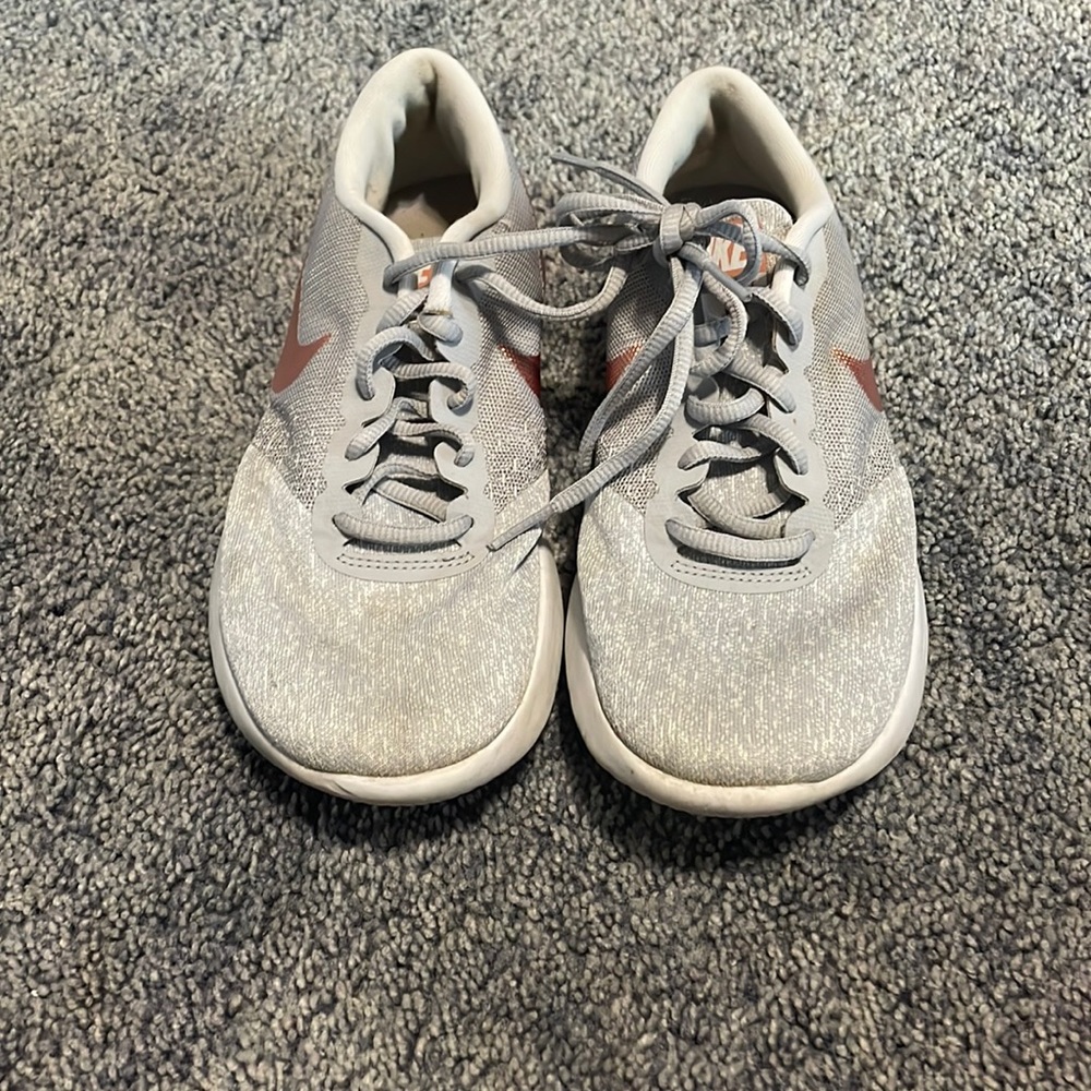 Nike Women’s grey and rose gold flex contact sneakers